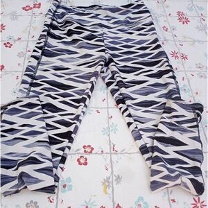 Athletic Collection M White Black Geometric Pattern Gym Women's Leggings